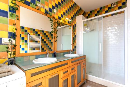 une salle de bain avec deux lavabos et un miroir dans l'établissement Le Jacobin / 1 Chambre - Netflix - Hyper centre, à Amiens