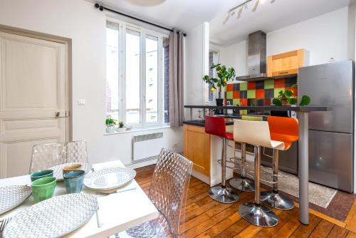 une cuisine et une salle à manger avec une table et des chaises dans l'établissement Le Jacobin / 1 Chambre - Netflix - Hyper centre, à Amiens