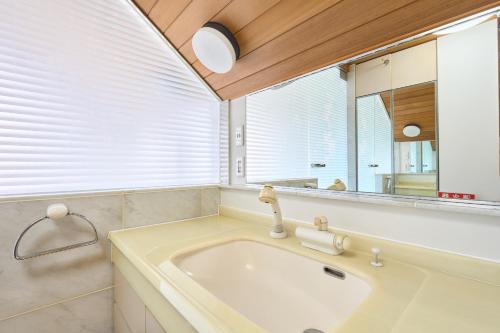 a bathroom with a sink and a mirror at L-Large 3Bedroom Luxury Condo, 140sqm Max 19 PPL, 7mins walk to station, Elevator,QuiteArea in Tokyo