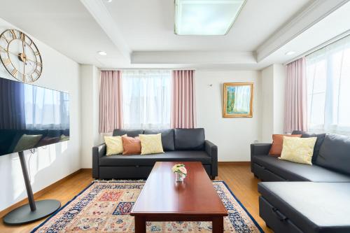 a living room with a couch and a coffee table at L-Large 3Bedroom Luxury Condo, 140sqm Max 19 PPL, 7mins walk to station, Elevator,QuiteArea in Tokyo