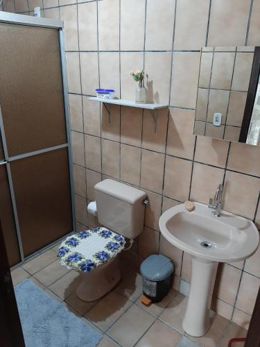 a bathroom with a toilet and a sink at Pousada Goulart in Blumenau