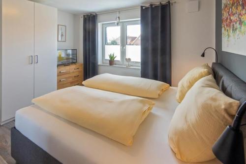 Postel nebo postele na pokoji v ubytování Traum-Wohnung-3-mit-Balkon