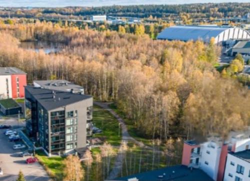 una vista aerea di una città con alberi e edifici di Modern apartment near Tampereen Messukeskus, with own private and free parking a Tampere