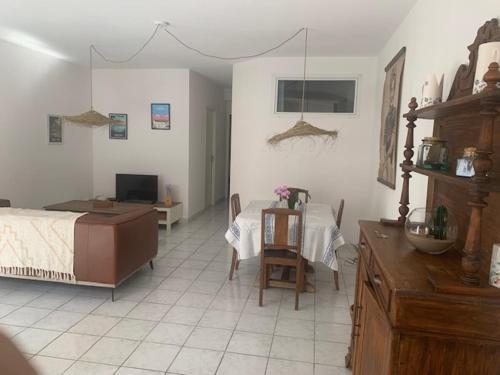 une chambre avec un lit, une table et un bureau dans l'établissement L'olivier de Nonna, à Gruissan