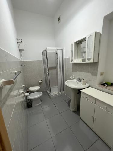 - Baño blanco con 2 lavabos y ducha en Casa Levante en Cefalú