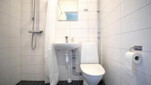 bagno bianco con servizi igienici e lavandino di Forenom Hostel Gothenburg Säve a Göteborg