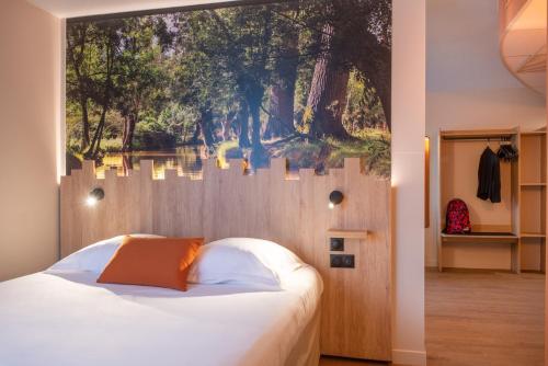 une chambre avec un grand tableau sur le mur dans l'établissement The Originals City, Hôtel Alteora, Poitiers Site du Futuroscope, à Chasseneuil-du-Poitou