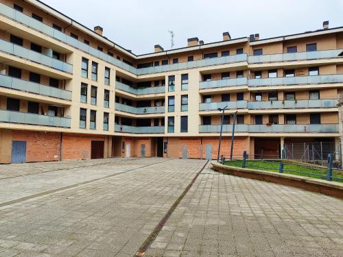 un aparcamiento vacío frente a un edificio en Verarlanza en Lerma