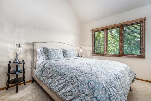Schlafzimmer mit einem Bett und einem Fenster in der Unterkunft Spring Creek Golf Villa 5 in Galena