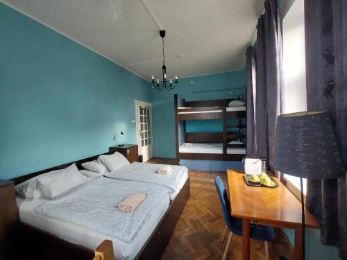 - une chambre avec un lit et une table avec un bureau dans l'établissement VV ART, unique Vila in Ljubljana city center, à Ljubljana
