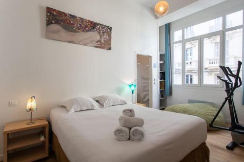 une chambre avec un lit avec deux ours en peluche dessus dans l'établissement #22 Emma Suite 2BDR Balcony center town 2mins tramway, à Nice
