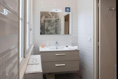 une salle de bain avec un lavabo et un miroir dans l'établissement #22 Emma Suite 2BDR Balcony center town 2mins tramway, à Nice