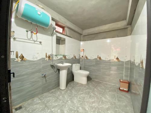 uma casa de banho com um WC, um lavatório e um chuveiro em Duy Tuyen Ba Be Homestay Free BBQ em Bak Kan