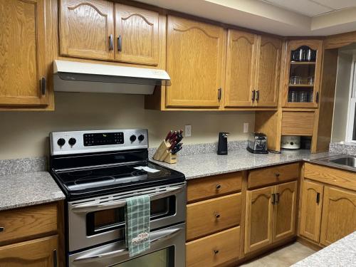 Η κουζίνα ή μικρή κουζίνα στο 5 Bedroom on Lake of the Ozarks