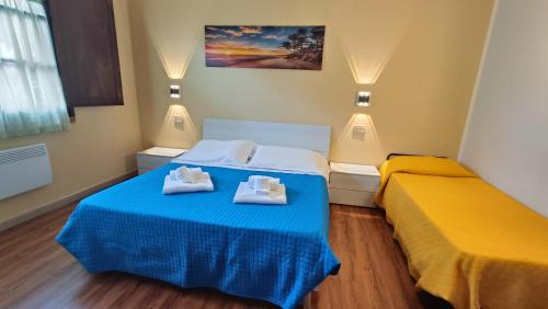 ein Schlafzimmer mit 2 Betten und Handtüchern darauf in der Unterkunft Residence Ristorante Il Paradiso in Guardistallo