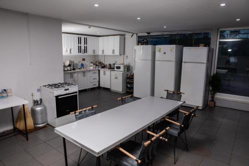 cocina con electrodomésticos blancos y mesa blanca en Studio in a social environment en Estambul