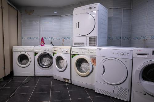 lavadero con 3 lavadoras y lavadora y secadora en Studio in a social environment en Estambul