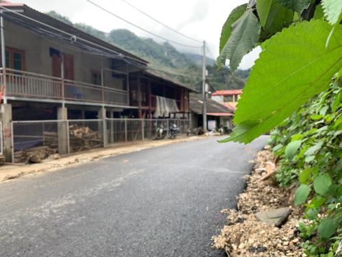an empty street in a village with a building at Duy Tuyen Ba Be Homestay in Bak Kan