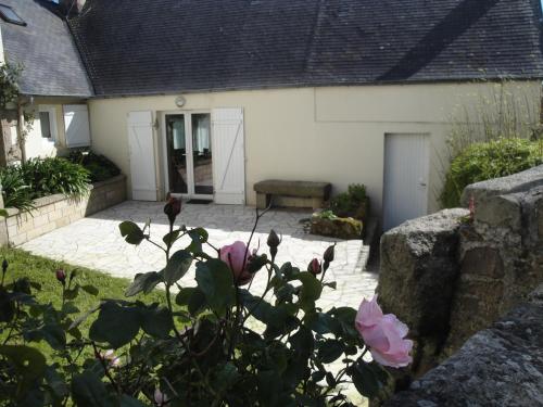 Maison bretonne avec une jolie cour fermée et fleurie avec WIFI à TREBEURDEN - Réf 679