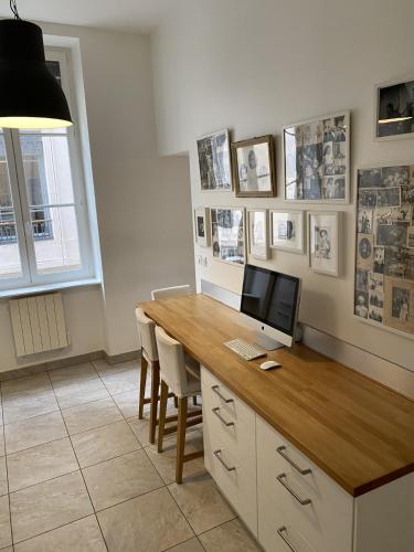 a office with a desk with a computer on it at Chambre confort centre ville chez l'habitant in Lyon