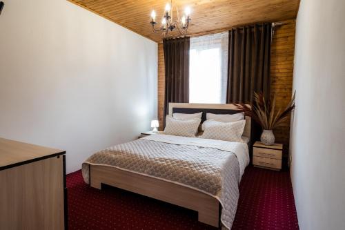 sypialnia z łóżkiem i oknem w obiekcie Pipash w mieście Dragobrat