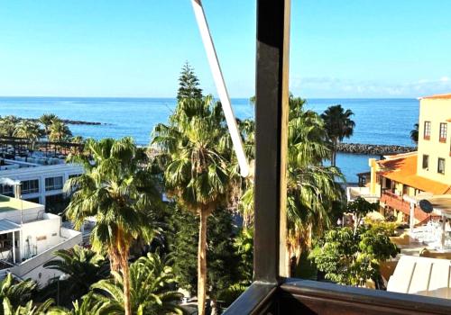 widok na ocean z okna hotelowego w obiekcie Apartamento Amarillo Oceanview w mieście Playa Fañabe