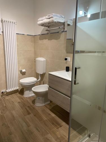 uma casa de banho com um WC, um lavatório e um chuveiro em Palazzo Rosso em Lesegno