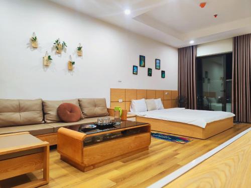 un soggiorno con letto e divano di Căn hộ view biển Travel Green- TMS Quy Nhơn a Quy Nhon