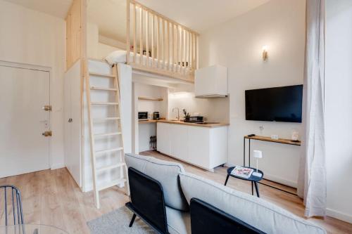 - un salon avec un canapé et un escalier dans l'établissement Le Cocon de St Aubin - Suite au cœur de Toulouse, à Toulouse