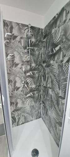 a bathroom with a black and white patterned wall at CASA VACANZE PIAZZA GRAZIA in Caltanissetta