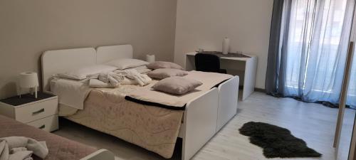 ein Schlafzimmer mit einem Bett mit Kissen darauf in der Unterkunft CASA VACANZE PIAZZA GRAZIA in Caltanissetta