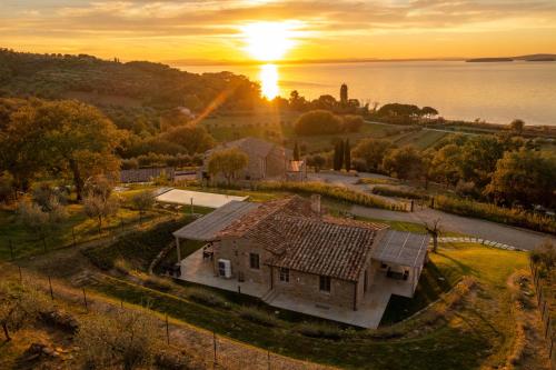 馬焦內的住宿－Villa Polvese Luxury Estate，享有房子的空中景色,背景是日落