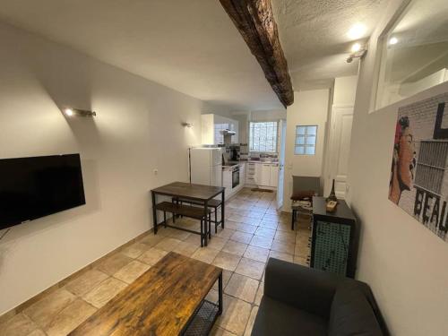 un salon avec un canapé et une table dans l'établissement La Garde Freinet -Appartement avec terrasse, à La Garde-Freinet