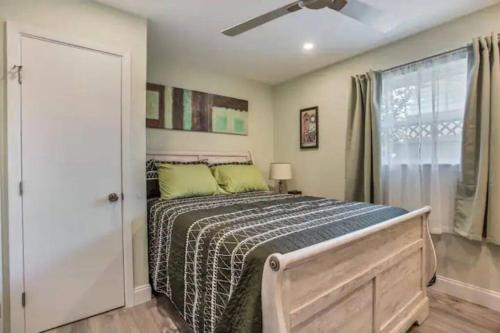 Ein Bett oder Betten in einem Zimmer der Unterkunft Grapevine Historic District ! New Remodel