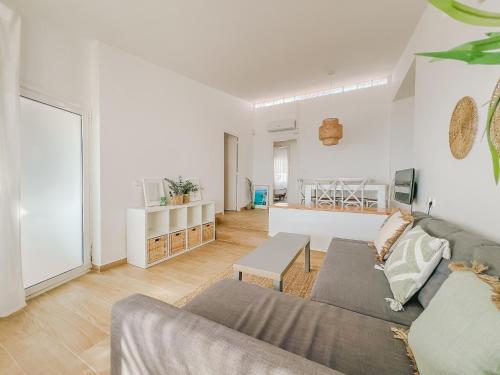un soggiorno con divano e tavolo di Apartamentos Sol Naixent a L'Ametlla de Mar