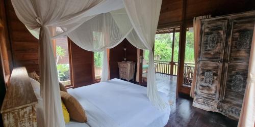 Postel nebo postele na pokoji v ubytování Pandawa Villas Ubud