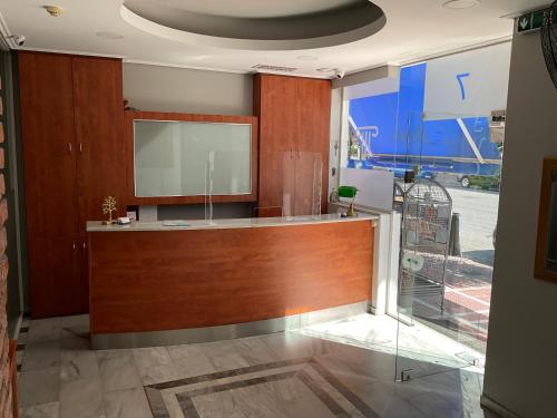 Kuchyň nebo kuchyňský kout v ubytování Piraeus Acropole Hotel