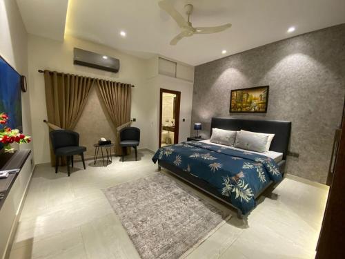 Schlafzimmer mit einem Bett, einem Tisch und Stühlen in der Unterkunft Firefly Retreat-your home away from home in Rawalpindi