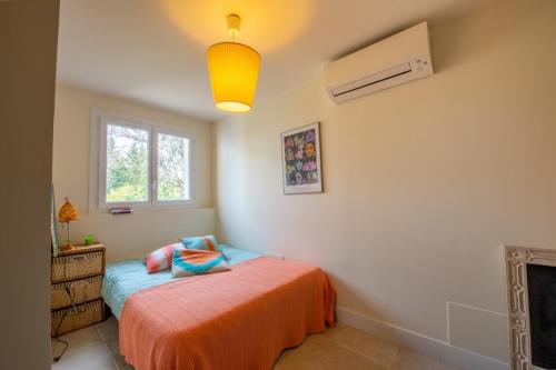 une chambre avec un lit et une fenêtre dans l'établissement Villa Tout confort 8 personnes ,wifi, Pétanque, Piscine Privée, à Gassin