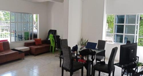 Habitación en Cartagena para 2 personas في كارتاهينا دي اندياس: غرفة معيشة مع طاولة وكراسي وأريكة