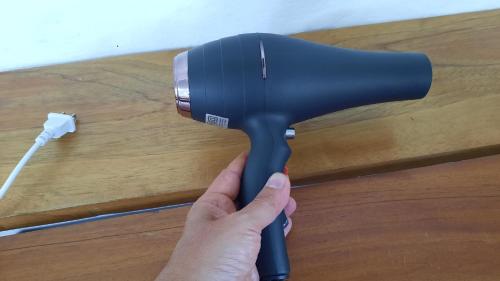 a person holding a hair dryer in their hand at Alma de cedrela in Puerto Ayora
