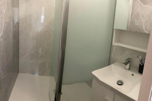 une salle de bain avec douche et lavabo dans l'établissement Appartement Domaine de la Gaillarde Les Issambres 45m², à Roquebrune-sur Argens