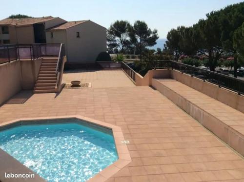 - une petite piscine sur une terrasse avec une maison dans l'établissement Appartement Domaine de la Gaillarde Les Issambres 45m², à Roquebrune-sur Argens
