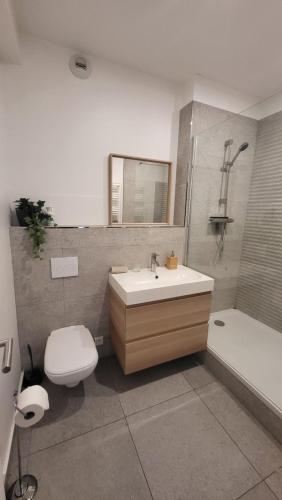 une salle de bain avec un lavabo, des toilettes et une baignoire dans l'établissement Escale 1 - Part Dieu, à Lyon