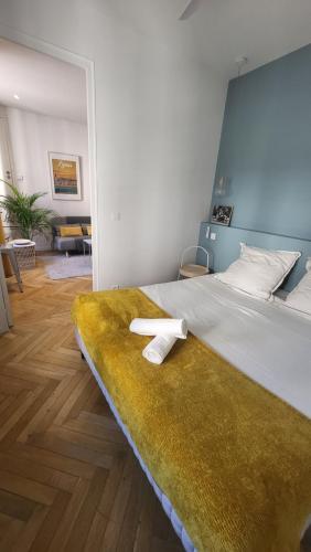 - une chambre avec un grand lit et une serviette dans l'établissement Escale 1 - Part Dieu, à Lyon