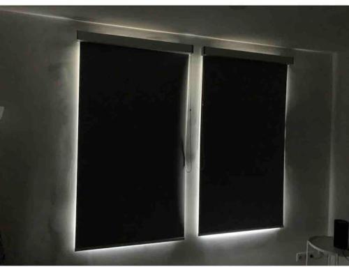 two windows in a room with a light shining through at Auszeit Herrsching - 3 Zimmer Wohnung in See Nähe in Herrsching am Ammersee