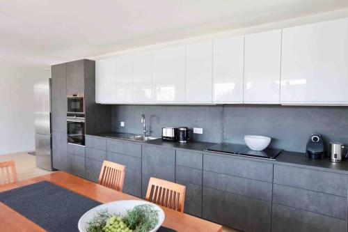 a kitchen with a table and a counter top at Auszeit Herrsching - 3 Zimmer Wohnung in See Nähe in Herrsching am Ammersee