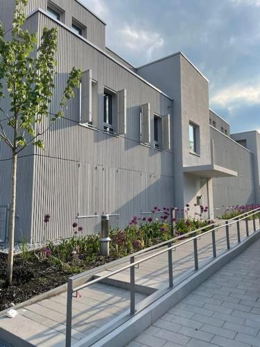 a building with a fence in front of it at Auszeit Herrsching - 3 Zimmer Wohnung in See Nähe in Herrsching am Ammersee