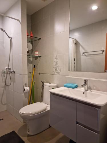 Łazienka z białą toaletą i umywalką w obiekcie Diamond Suites Resort w Pattaya South