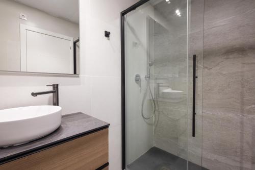 Foto FLORIT FLATS - Urban City Nest - AC & WiFi - 10 min City Center 6